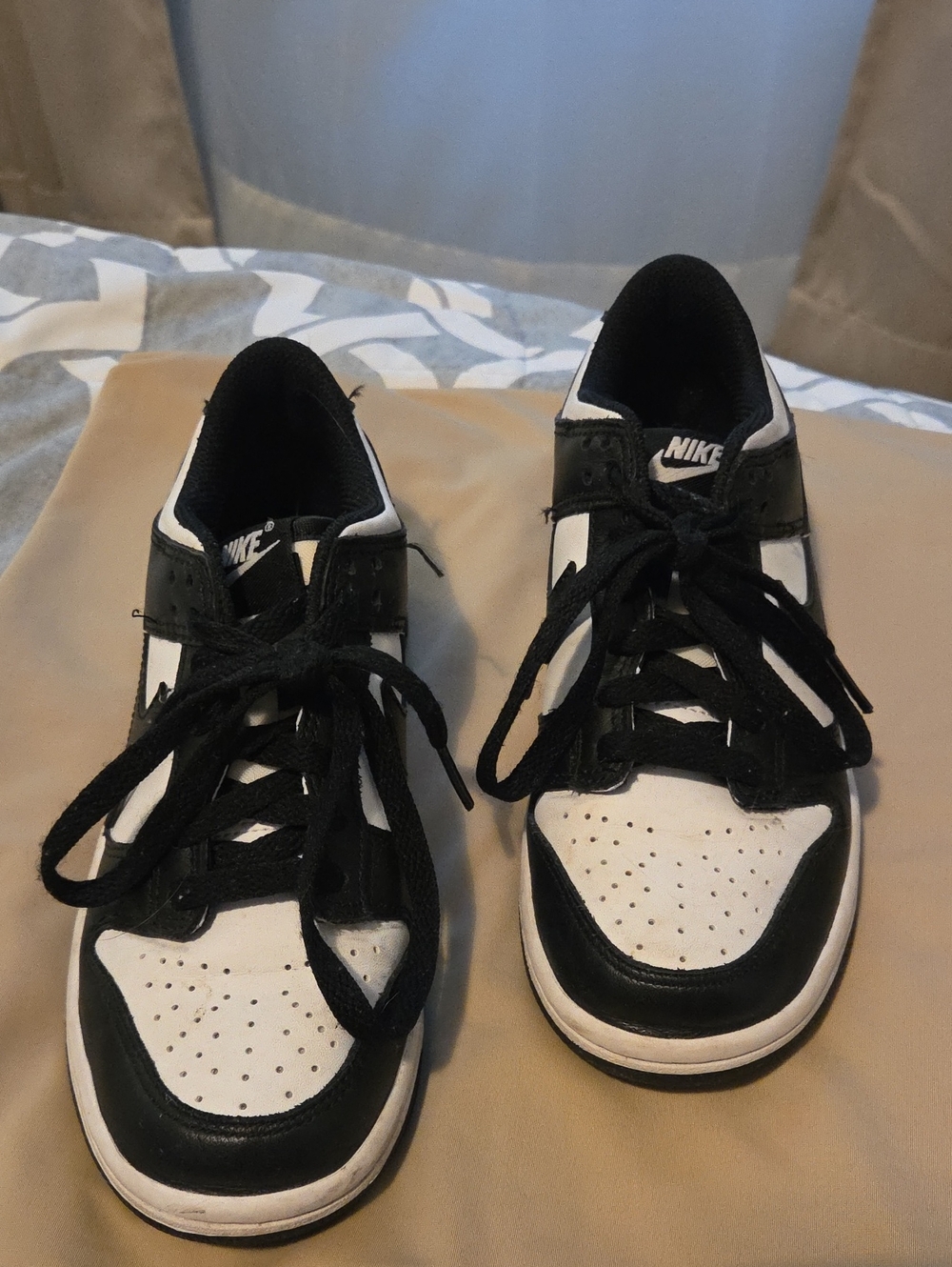 Youth Nike Black and White Low Top Sneakers with Lace-Up Design